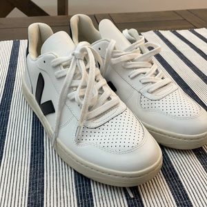 MUST SELL BY TMRW Veja V-10 Like New Sz 9